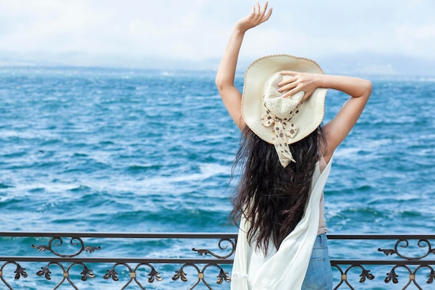Vrouw hoofd hoed op zee achtergrond
