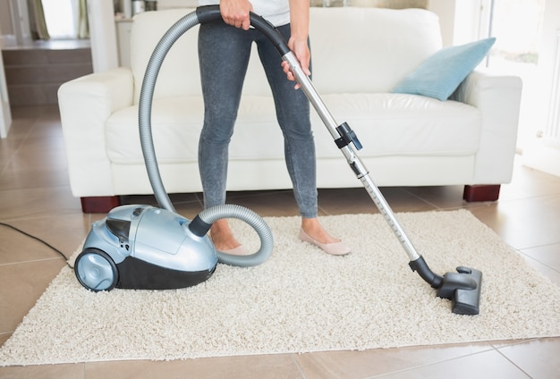 Foto vrouw hoovering tapijt