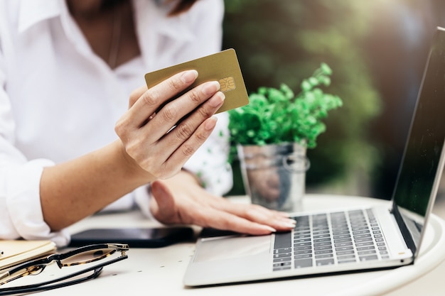 Foto vrouw houd creditcard met laptop winkelen online concept ideeën