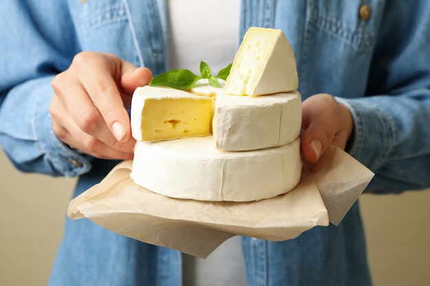 Vrouw houdt bakpapier met camembert, vooraanzicht