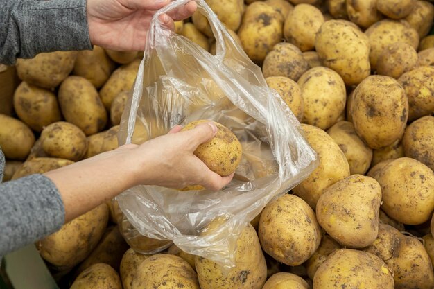 Vrouw houdt de aardappel vast