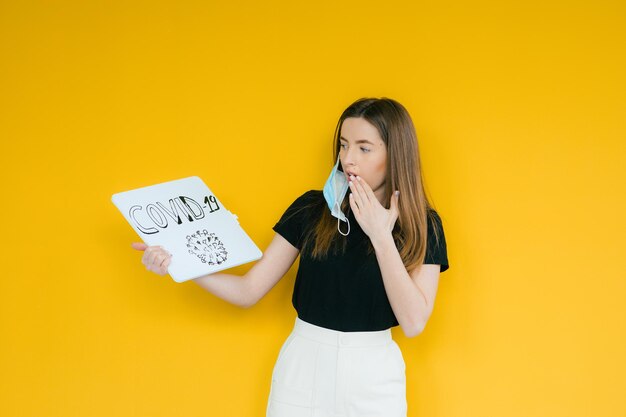 vrouw houdt een bord vast met een inscriptie -19