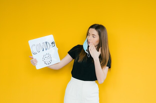 vrouw houdt een bord vast met een inscriptie -19