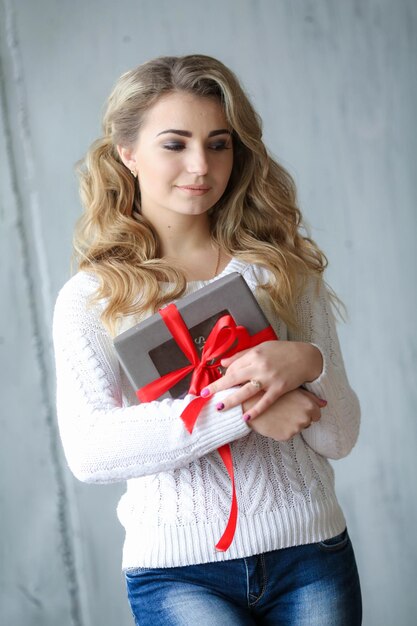 Vrouw houdt een geschenk in een doos op een verjaardag of nieuwjaar