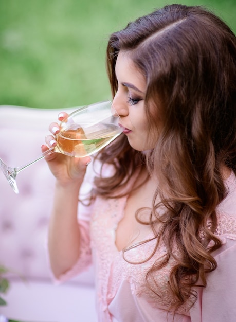 Vrouw houdt een glas wijn in haar armen