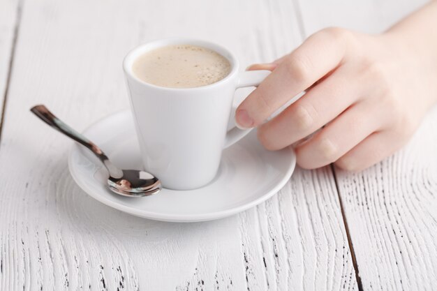 Vrouw houdt een kopje koffie