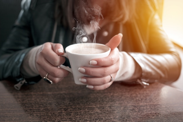 Vrouw houdt een kopje koffie