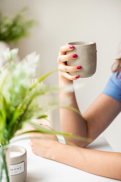 Vrouw houdt een kopje vast