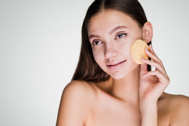 Vrouw houdt een spons in haar hand