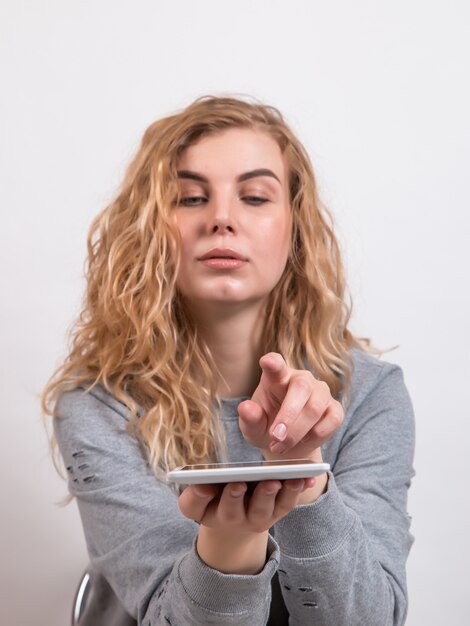 vrouw houdt een tablet op wit. Voorbereiding voor technologisch ontwerp.