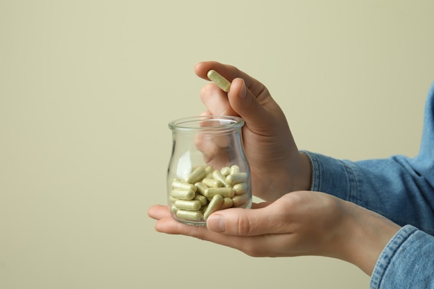 Vrouw houdt fles met pillen van de kruidengeneeskunde