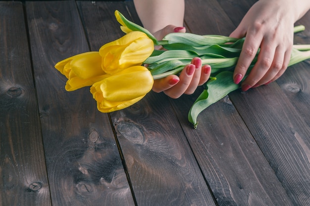 Vrouw houdt gele tulpen