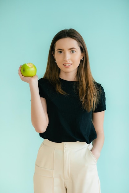 Vrouw houdt groene appel vast