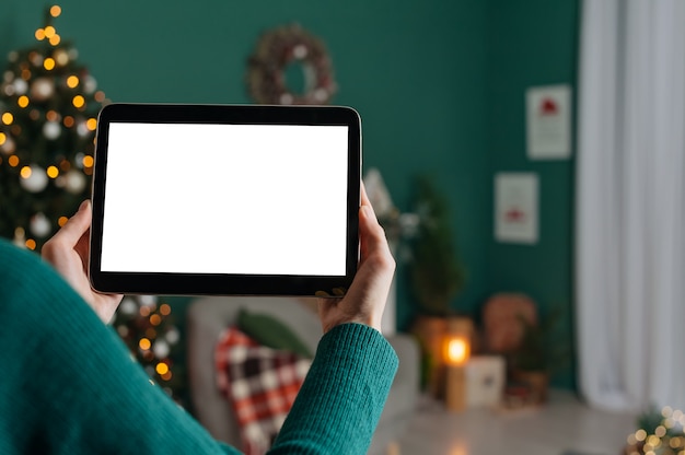 Vrouw houdt haar vinger voor het lege tabletscherm