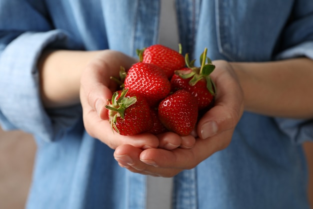 Vrouw houdt kom met smakelijke aardbei