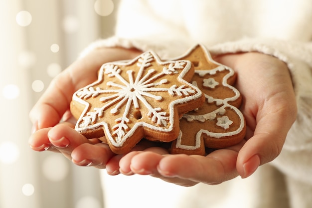 Vrouw houdt lekker kerstkoekje