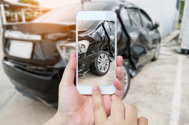 Vrouw houdt mobiele smartphone fotograferen auto-ongeluk voor verzekering