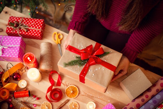 Vrouw houdt net verpakt kerstcadeau in haar handen