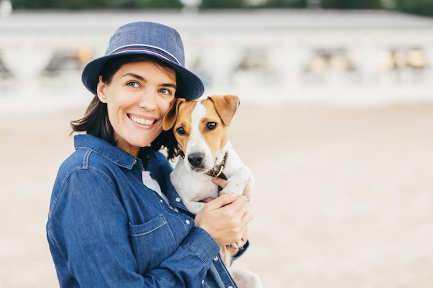 Vrouw houdt puppy op handen