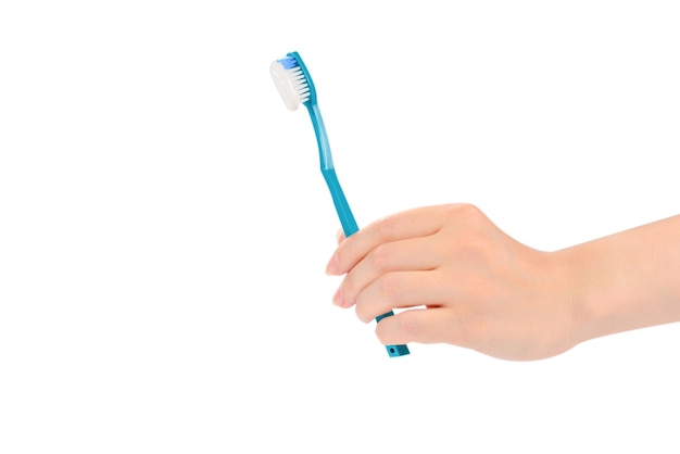 Vrouw houdt tandenborstel met tandpasta in haar hand geïsoleerd op een witte achtergrond.