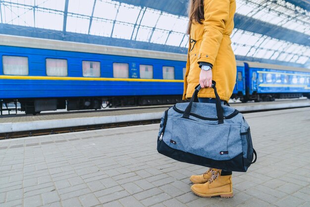Vrouw houdt tas op treinstation horloge om pols