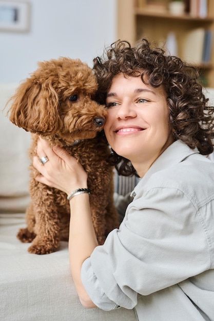 Vrouw houdt van haar schattige kleine huisdier