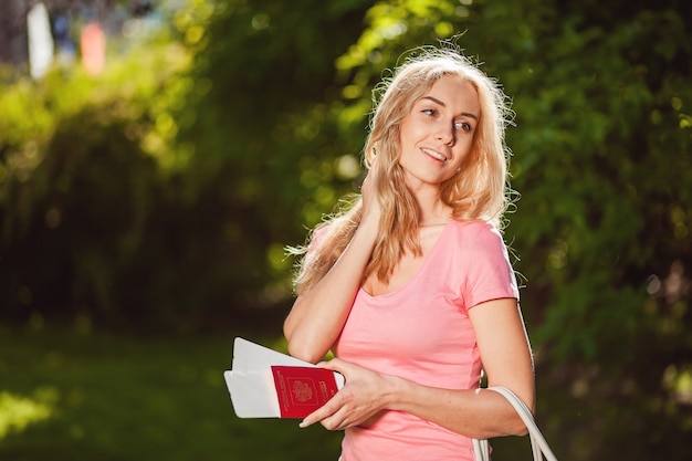 Vrouw houdt vliegtickets en paspoort