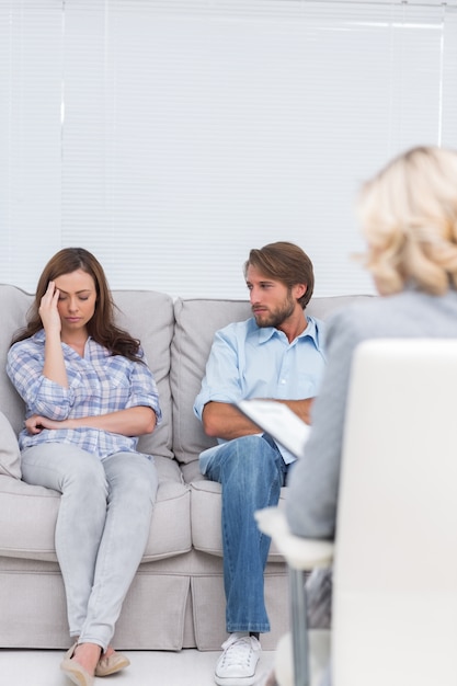 Vrouw huilen op de bank