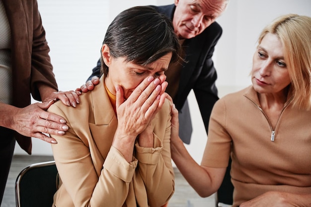 Vrouw huilt terwijl ze over haar problemen praat