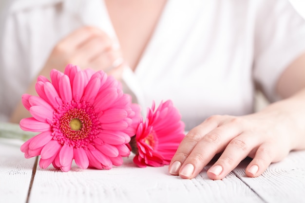 Vrouw hygiëne conceptie. Roze bloem gerbera in vrouwelijke handen