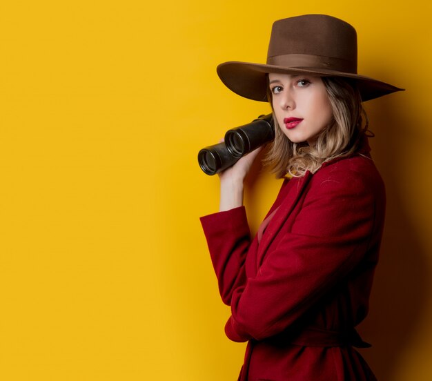 Vrouw in 1940-stijl kleding en verrekijker