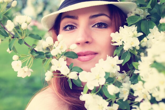 Vrouw in appelboombloem