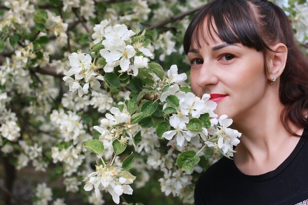 Foto vrouw in appelparkboom