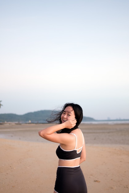 Vrouw in badkleding ontspant op het strand