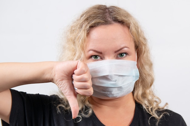 Foto vrouw in beschermend medisch masker. virus en coronavirus concept