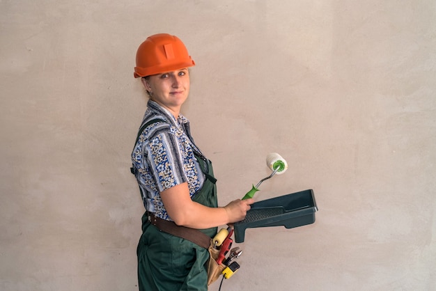 Vrouw in beschermend uniform met tekengereedschappen