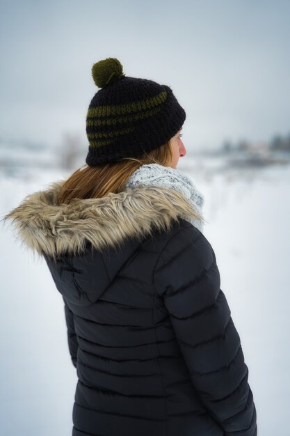 Vrouw in besneeuwd landschap