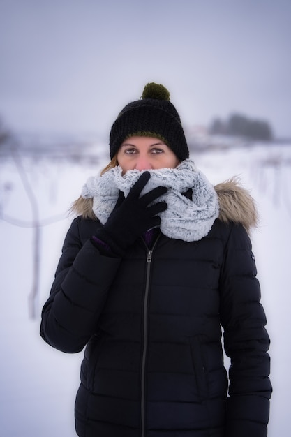 Vrouw in besneeuwd landschap