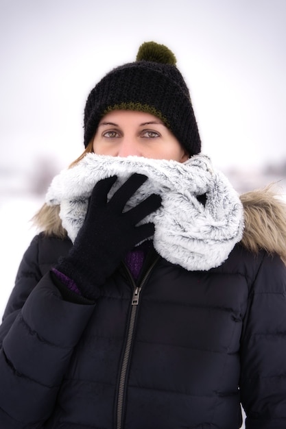 Vrouw in besneeuwd landschap