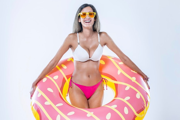 Foto vrouw in bikini met een grote opblaasbare zwemring