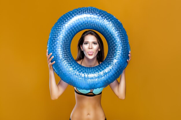 Vrouw in bikini met rubberen ring