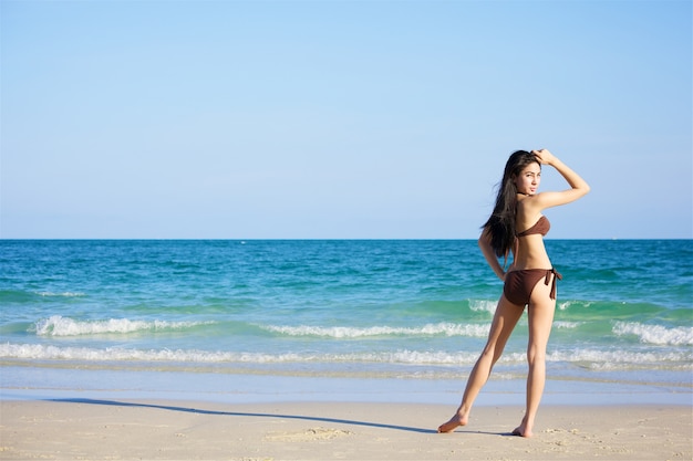 vrouw in bikini op het strand