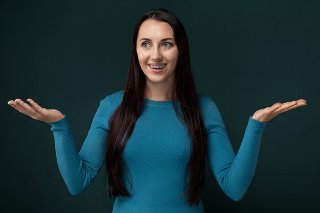 Vrouw in blauw shirt met uitgestrekte handen