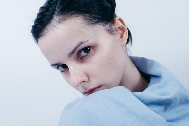 vrouw in blauw witte achtergrond