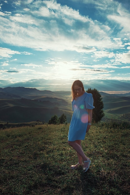 Vrouw in blauwe jurk in altai berg