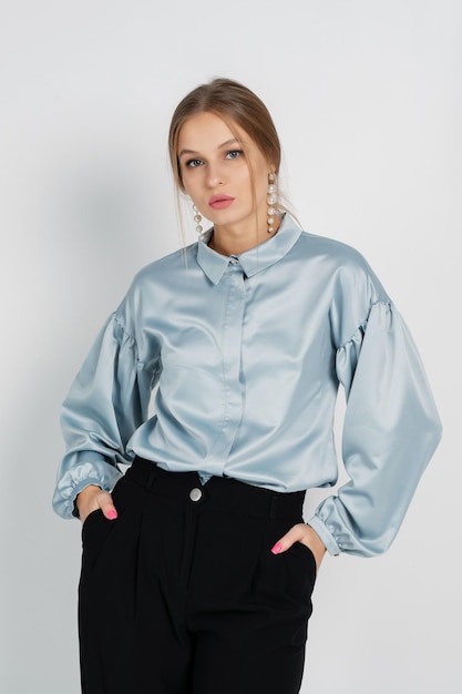 Vrouw in blouse en broek Studioportret