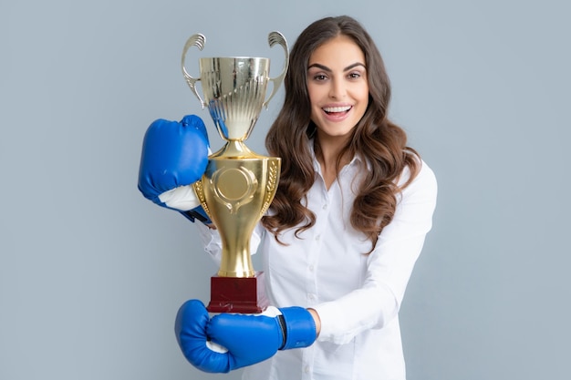 Vrouw in bokshandschoenen houdt kampioen winnaar bekertrofee Opgewonden win vrouw in bokshandschoenen Winning