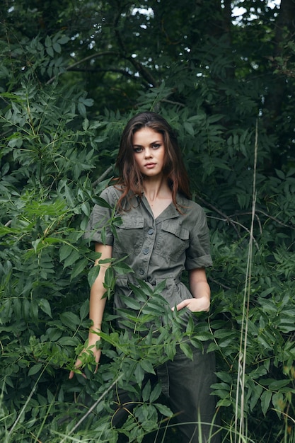 Foto vrouw in bosgroene jumpsuit frisse lucht