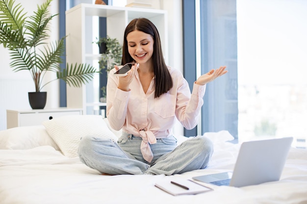 Vrouw in casual kleding die geniet van het uitwisselen van audioboodschappen