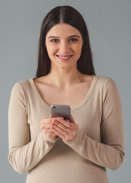 Vrouw in casual kleding gebruikt een smartphone